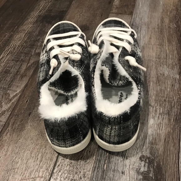 New in Box Forever Link Fur lined plaid sneakers!! - Picture 4 of 5
